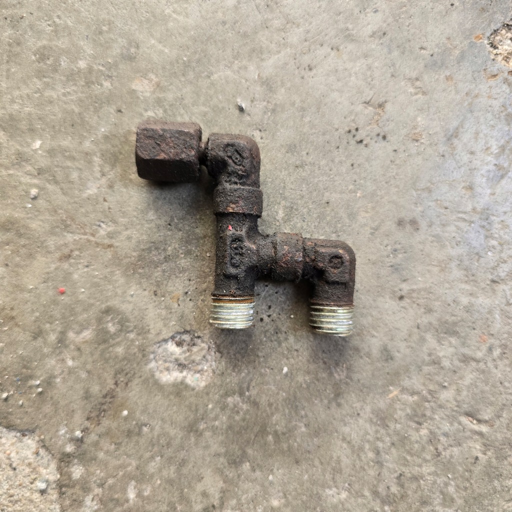 фото №1, Actros mp1 mp2 mp3 axor atego патрубок насоса подъёма кабины тройник