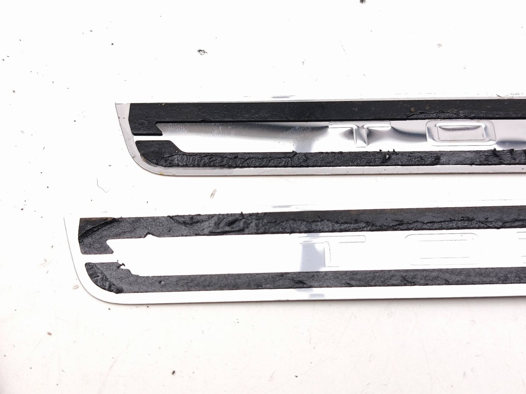 Купить Peugeot 2008 2 2023 накладка порог дверь передних 98532023rw