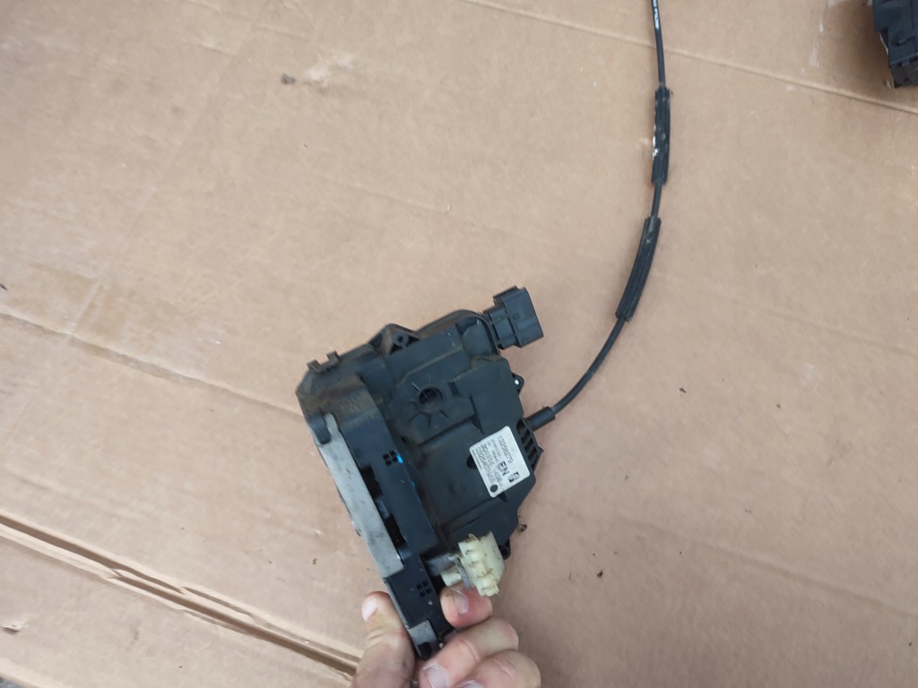 Замок двері правий перед передній opel 13258279 в Україні