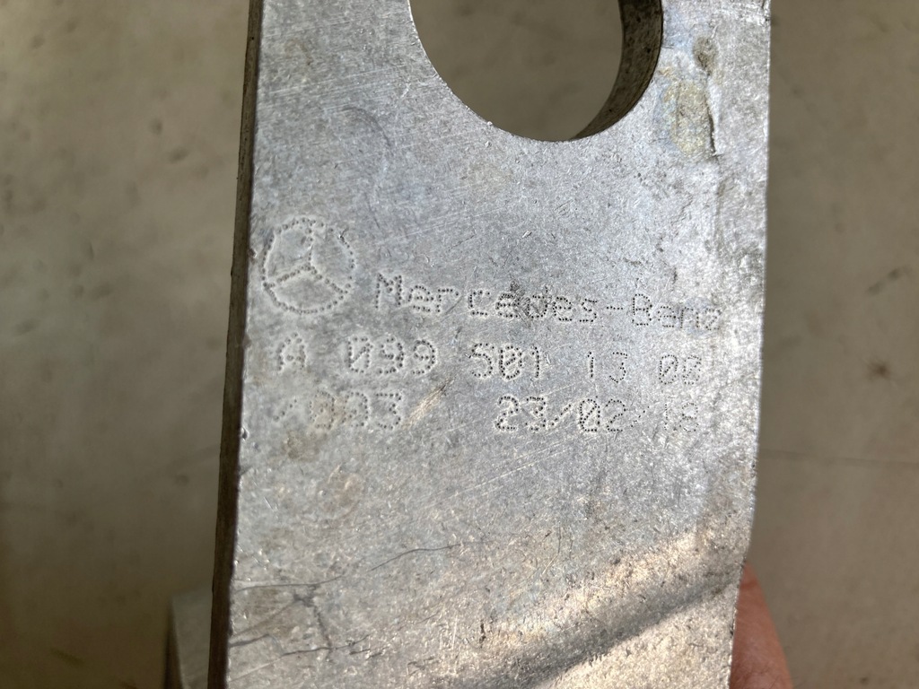 фото №6, Mercedes w206 c220 кронштейны радиатора левый правый a0995011300 a0995011400