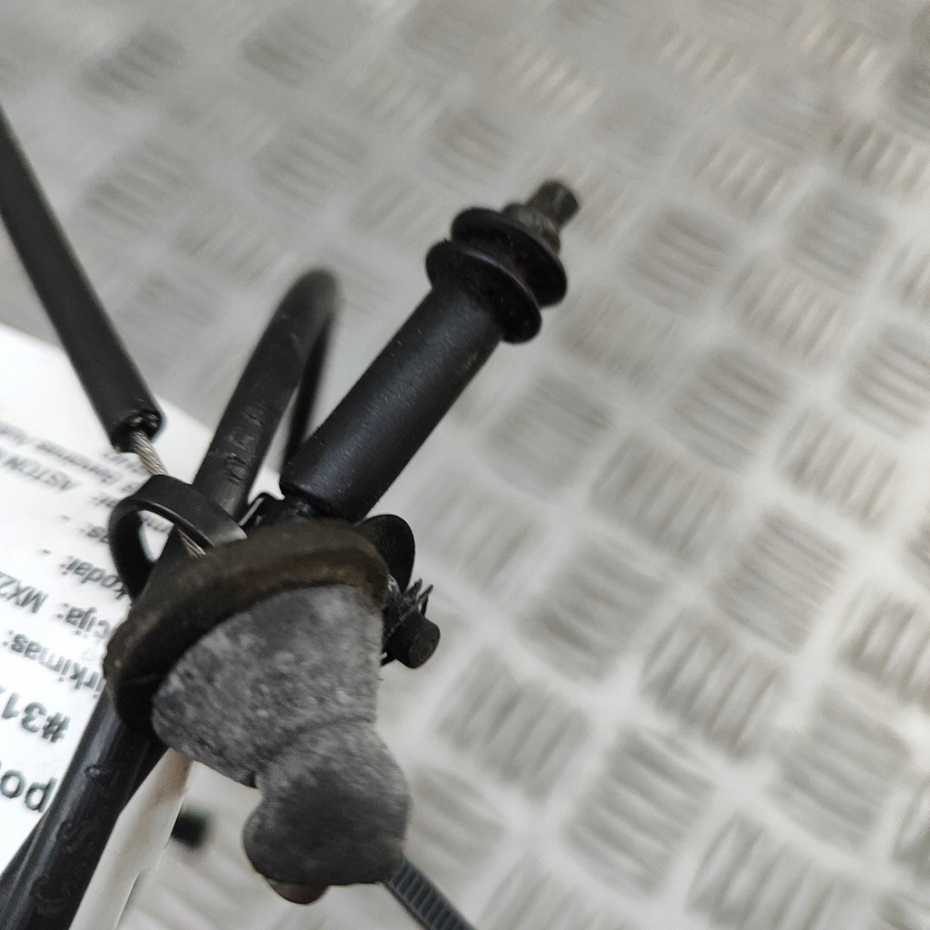 фото №5, Aston martin vantage iii 2006 трос замка крышки передней / капот двигателя