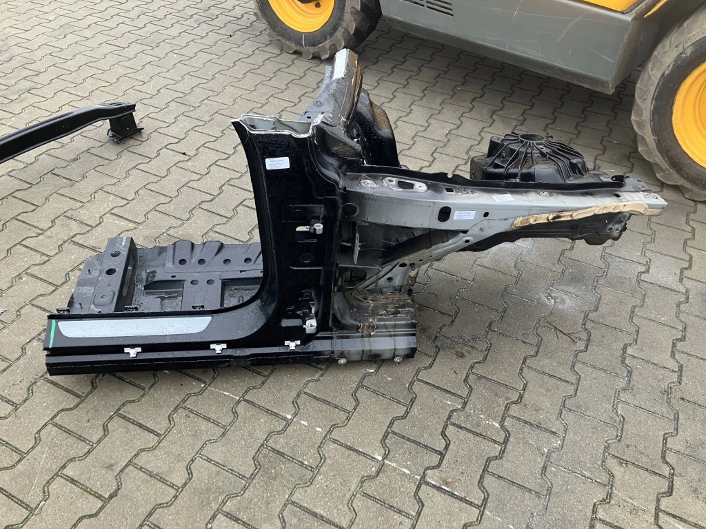 фото №1, Лонжерон правая четверть mercedes c klasa w205 лак 197