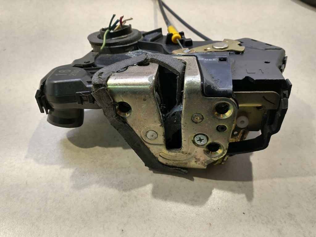 фото №7, Замок двері лівий перед corolla e12 6 pin