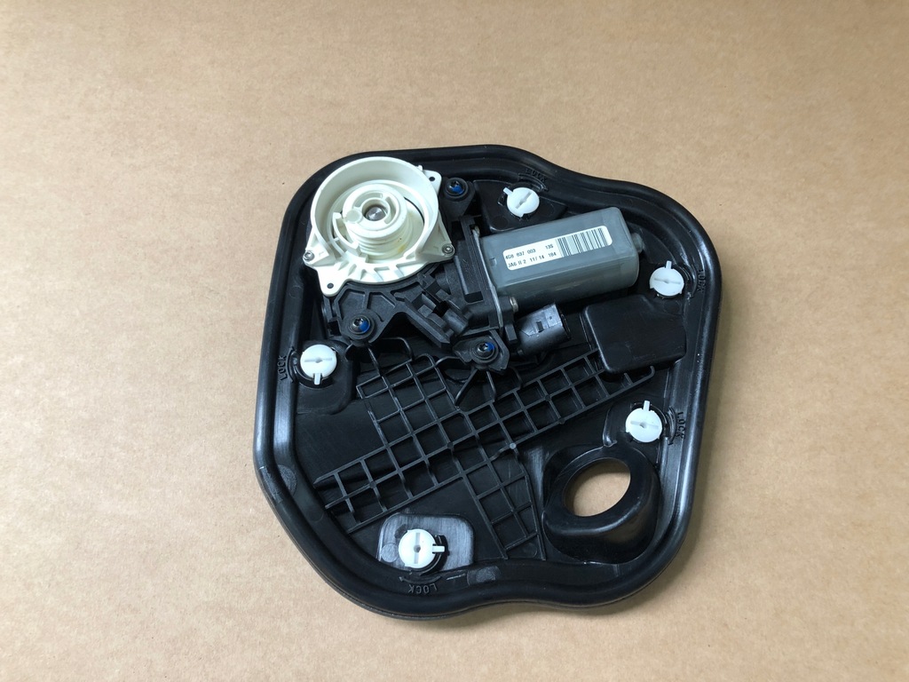 фото №1, Audi a7 4g доводчик дверь левый перед 4g8837003