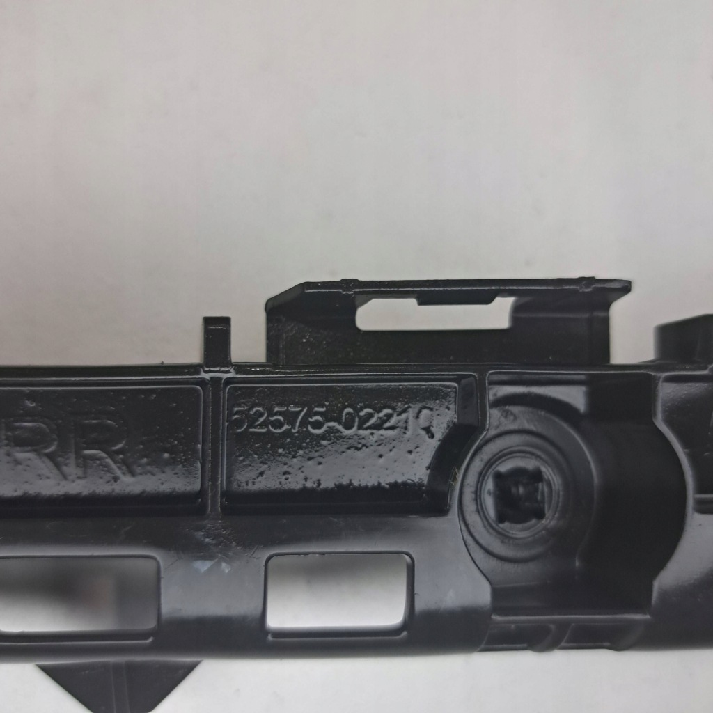 фото №8, Toyota corolla e210 e21 правий кронштейн кронштейн бампера заднього 52575-02210