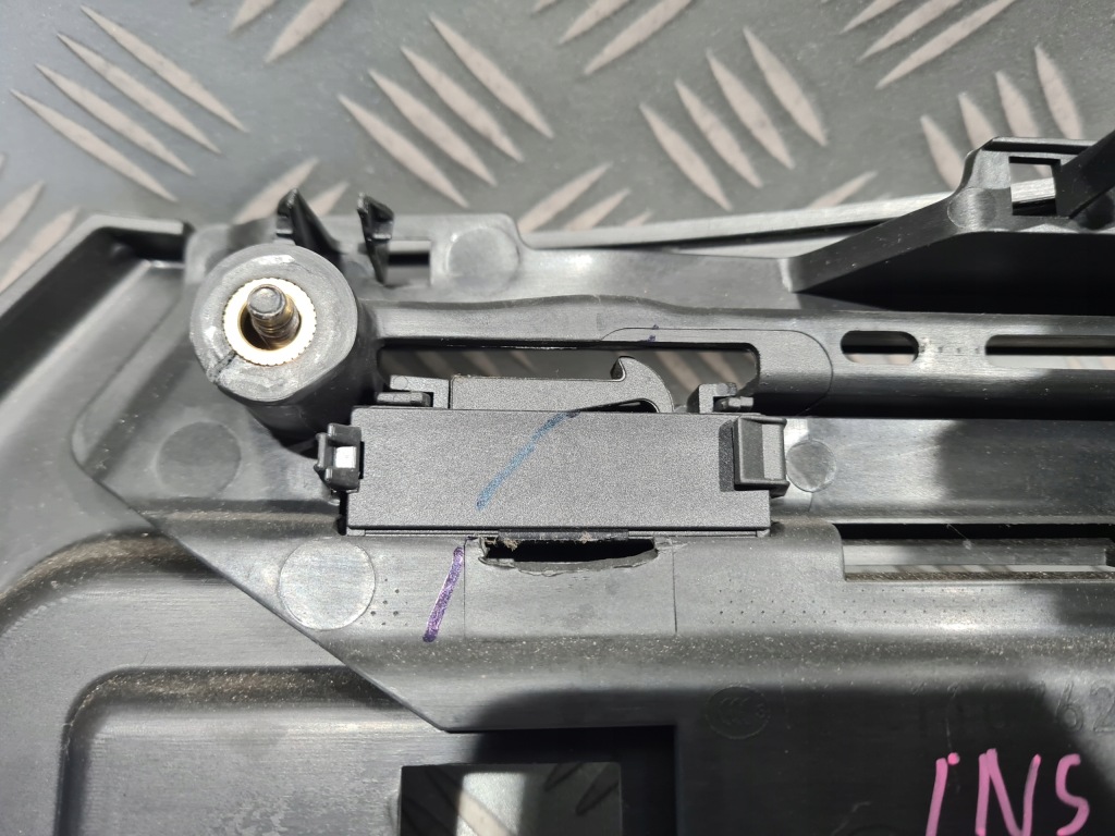 Правый  карка направляющая шторка insignia a универсал Недорого