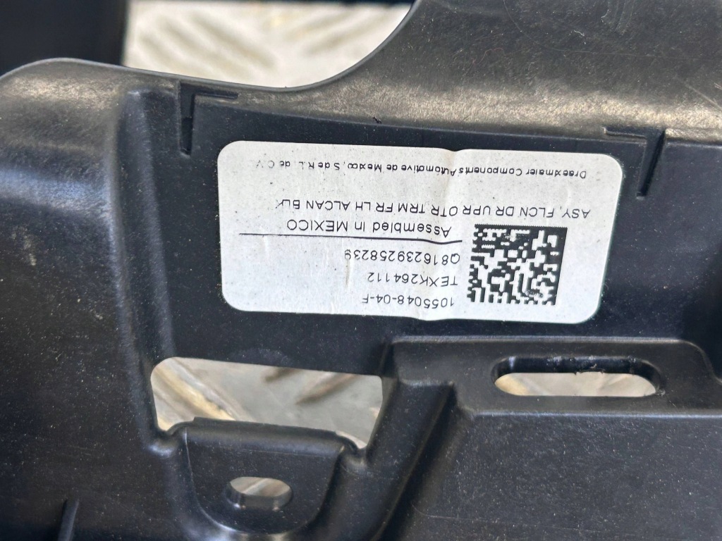 Другая часть салона tesla model x 105504804f Оригинал