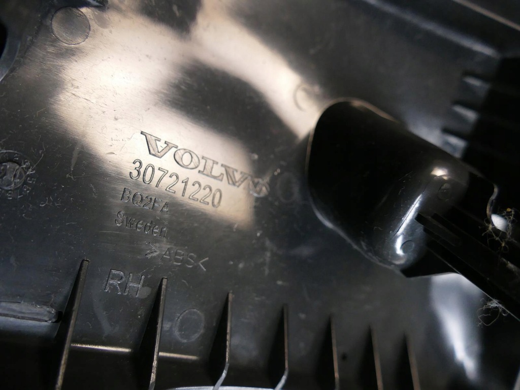 фото №12, Volvo xc60 i lift r-design обшивка стійка b молдинг захист верхній dół права