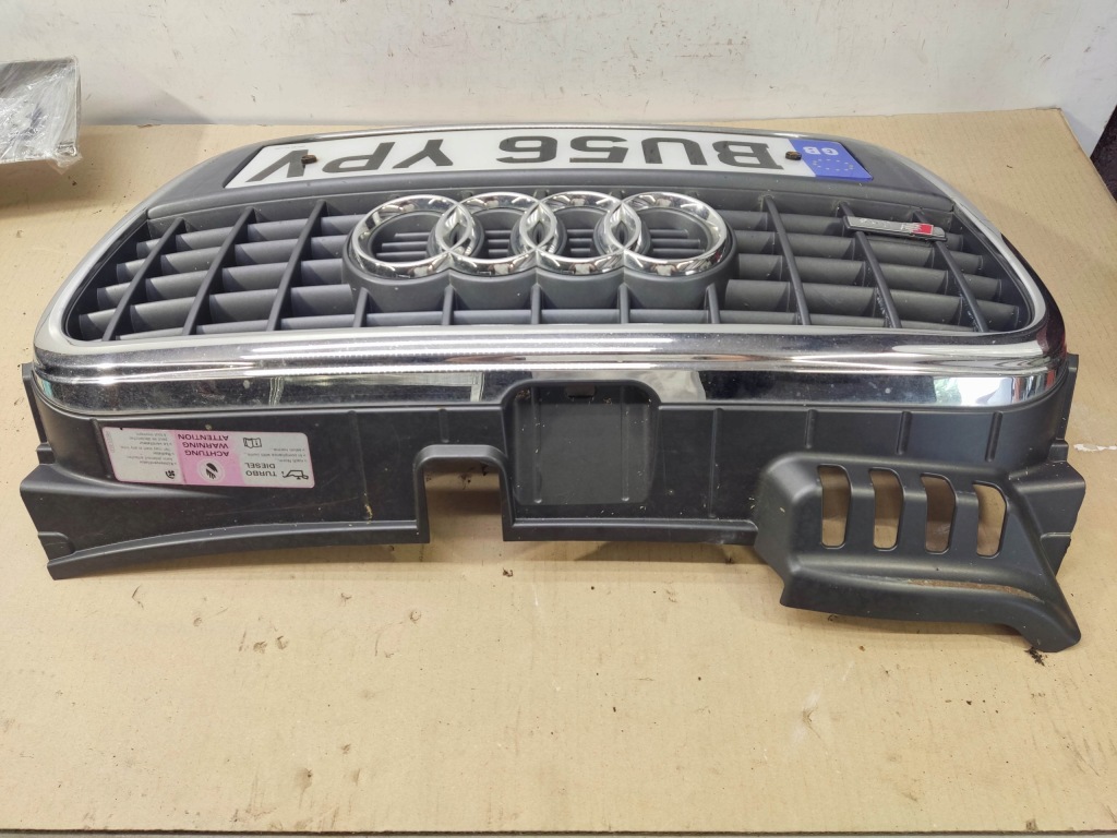 Решётка радиатора решётка радиатора бампера перед audi a4 b7 2005-2008 oem s-line 8e0853651m Недорого