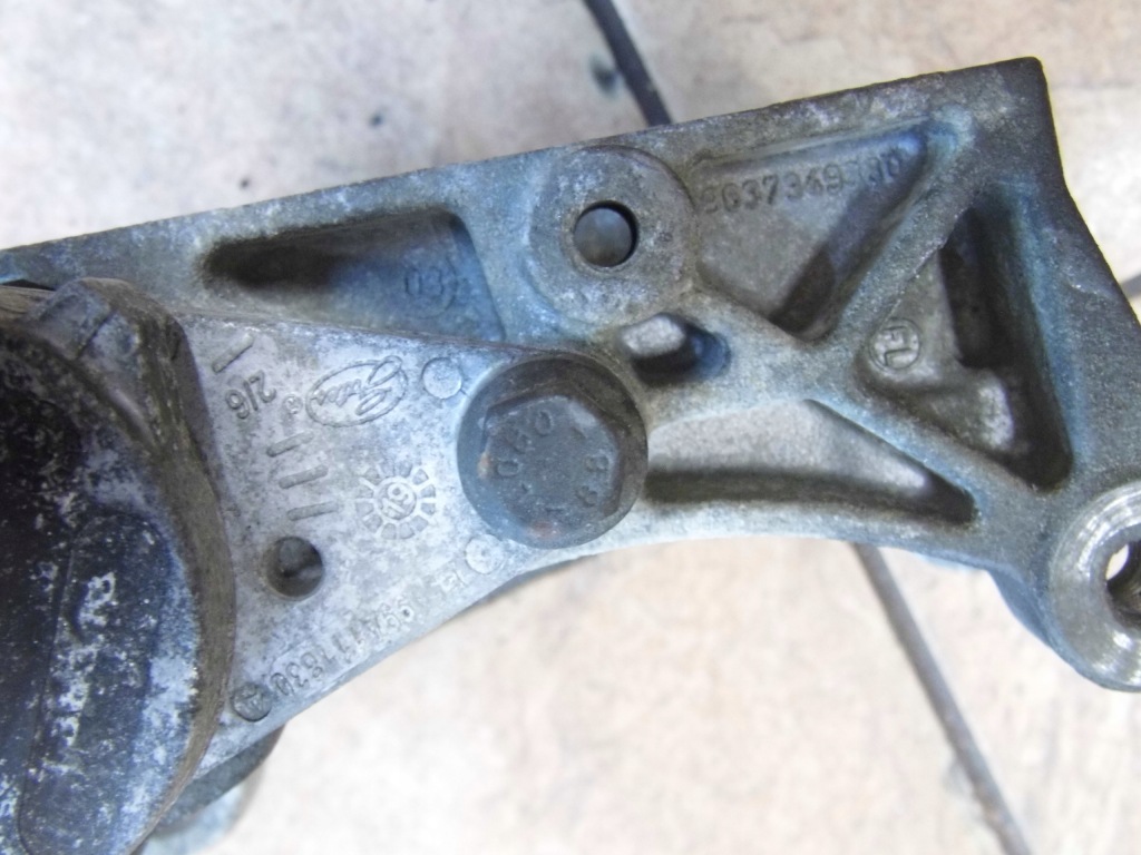 Citroen c4 1.6b 05' купе кронштейн генератора Зі Шроту