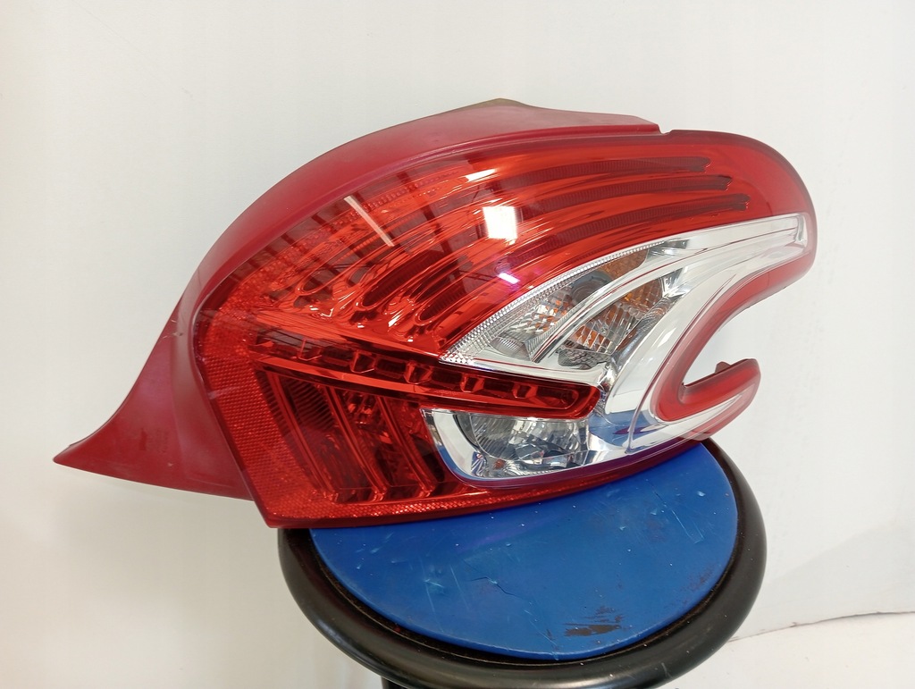 фото №1, Peugeot 208 i лампа правий задня led 96726282880