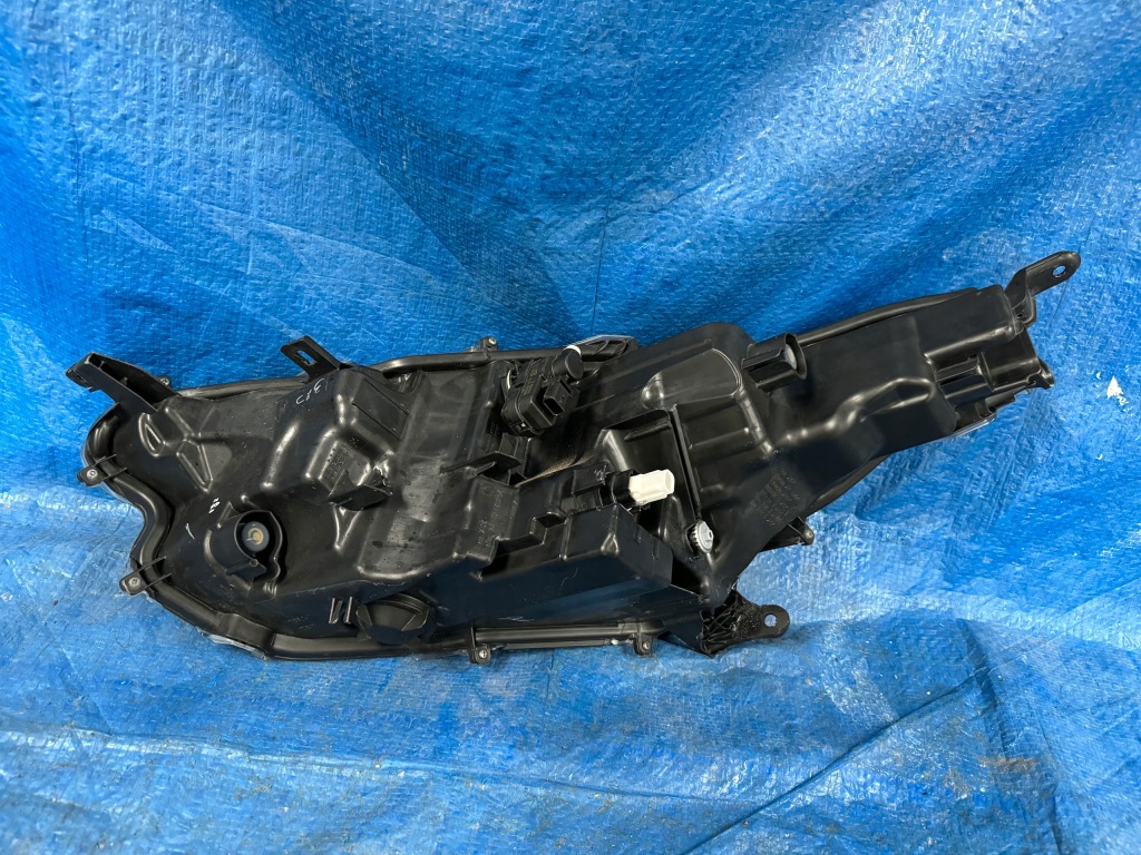 Toyota yaris iv 19- правый  фара full led Оригинал