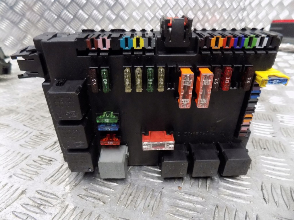 фото №1, Mercedes w221 коробка предохранителей