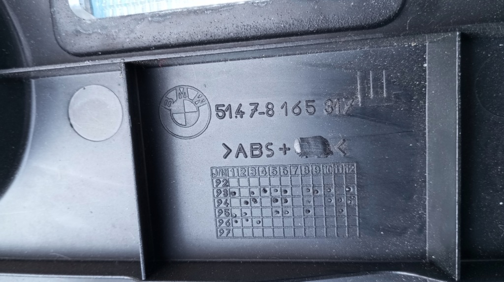 Bmw 3 e36 cabrio защита кронштейн лампы левый задний  8165317 в Украине