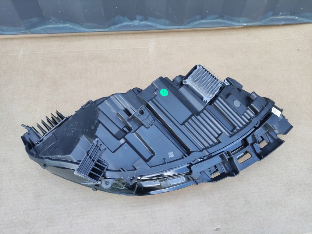 Tesla model 3 рестайлинг  23- лампа левая передняя перед Оригинал