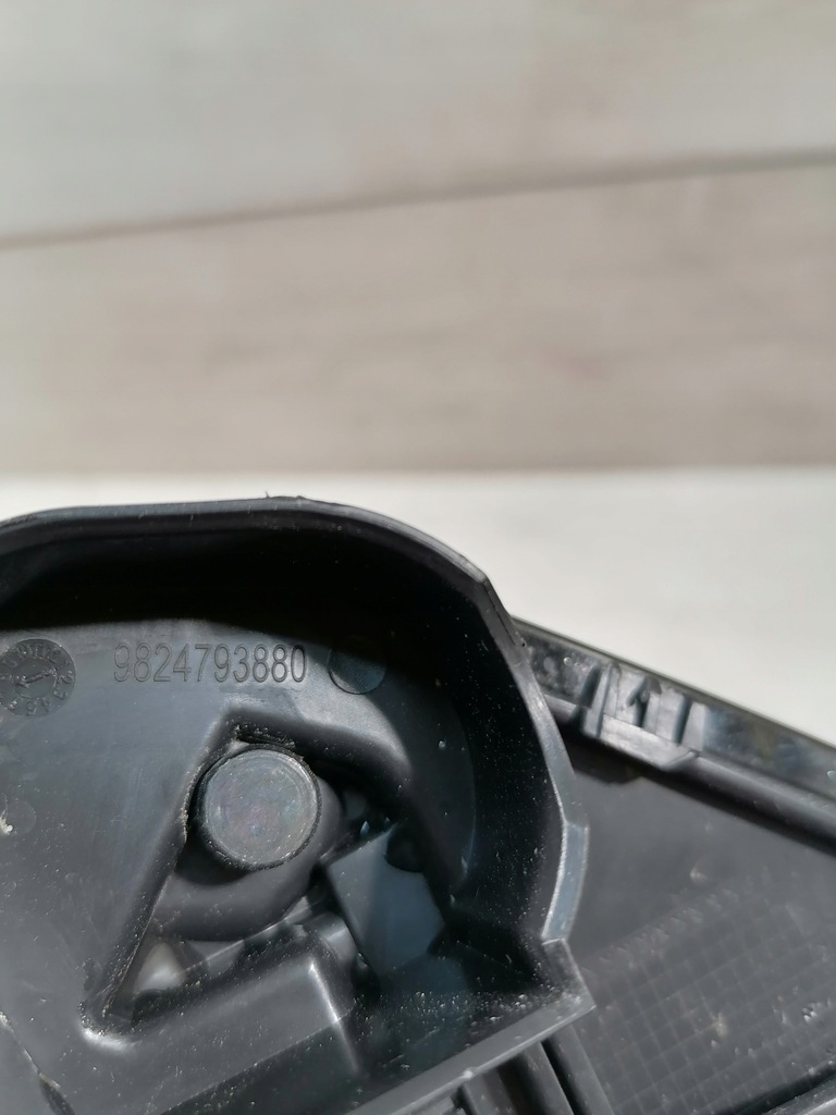 фото №8, Peugeot 2008 ii бардачок середній панель приладів 9824793880