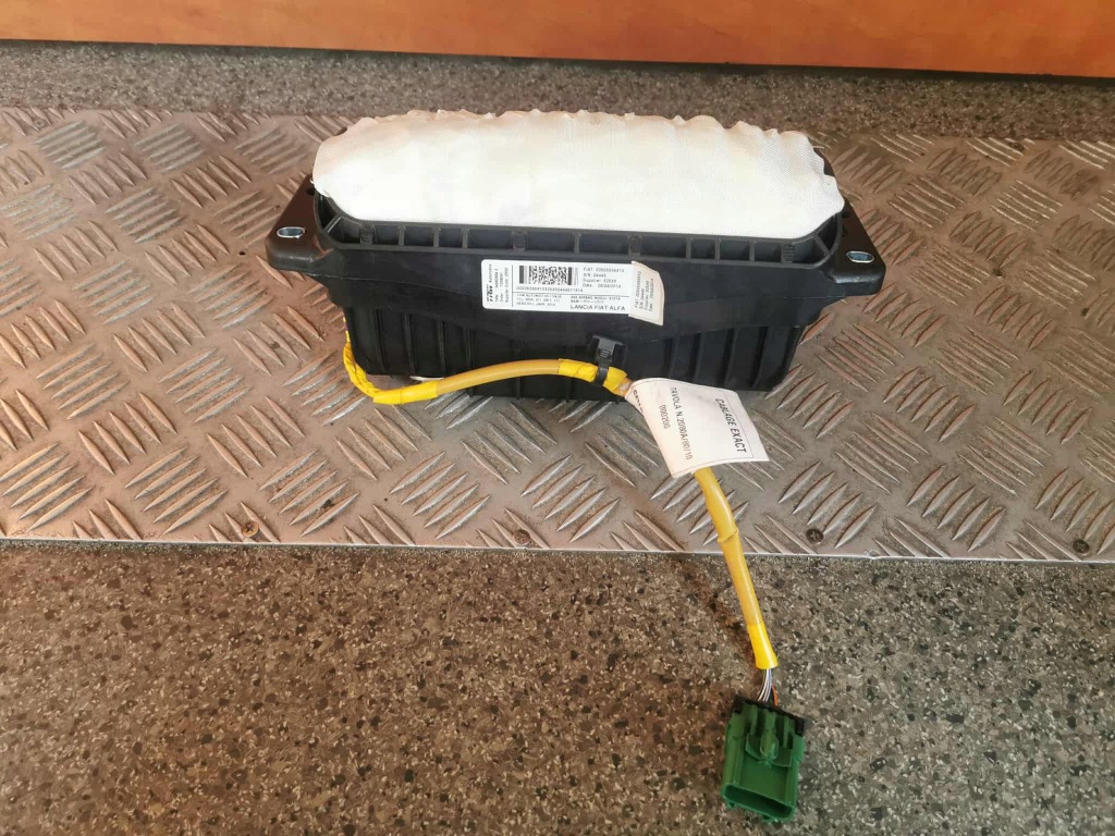 Купити Alfa romeo giulietta подушка пасажира 00505095810