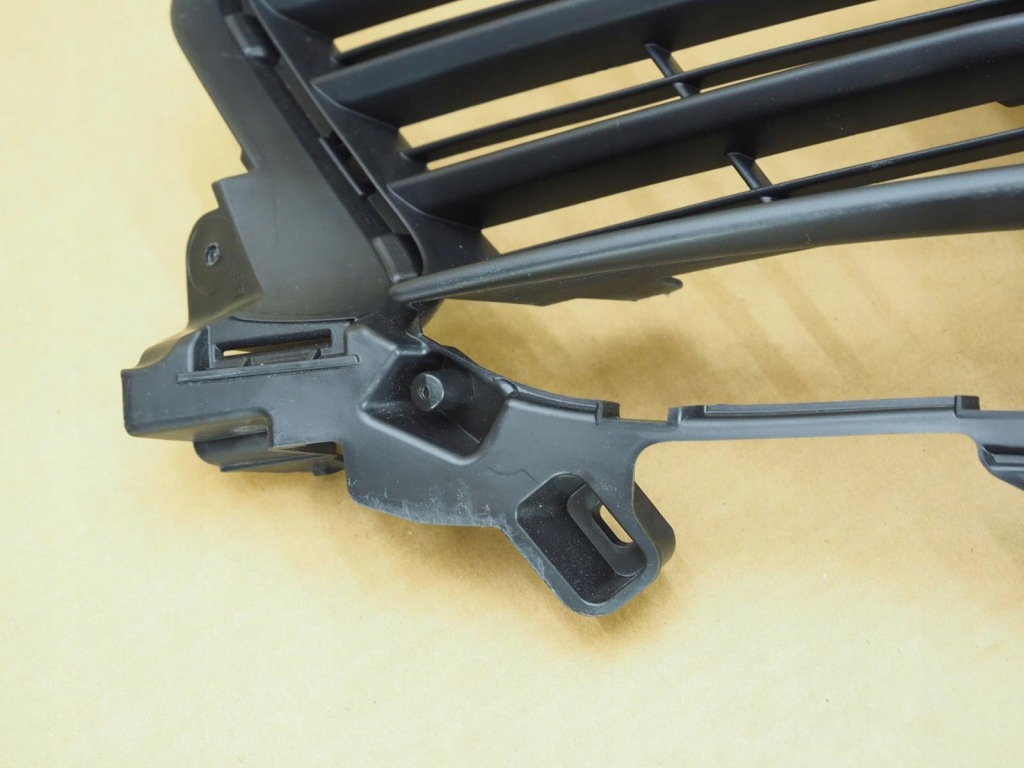 Peugeot 308 2 рестайлинг  gt решётка бампер правая перед Доставка