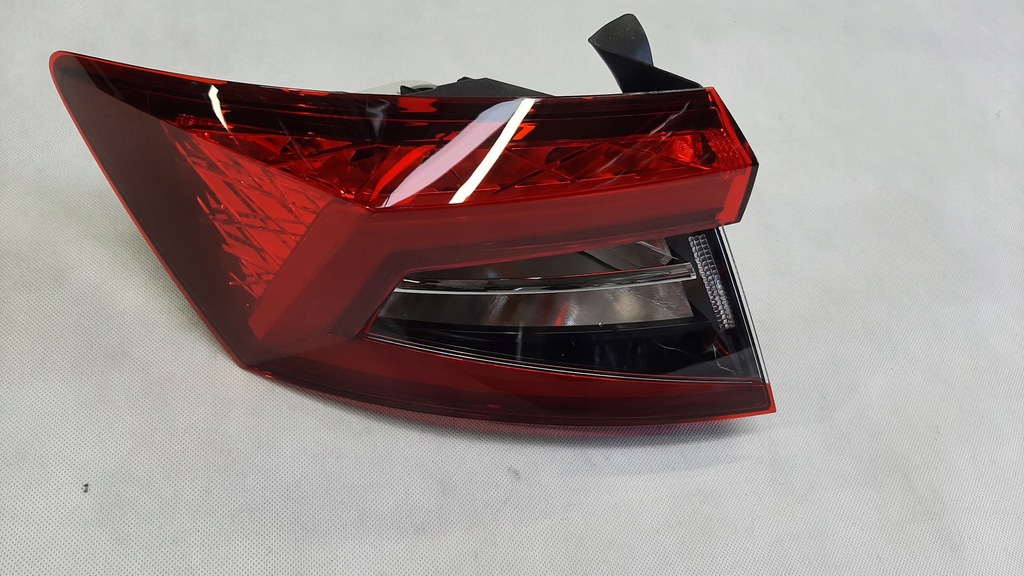 фото №15, Skoda karoq лампа ліва задня задня 57a945207