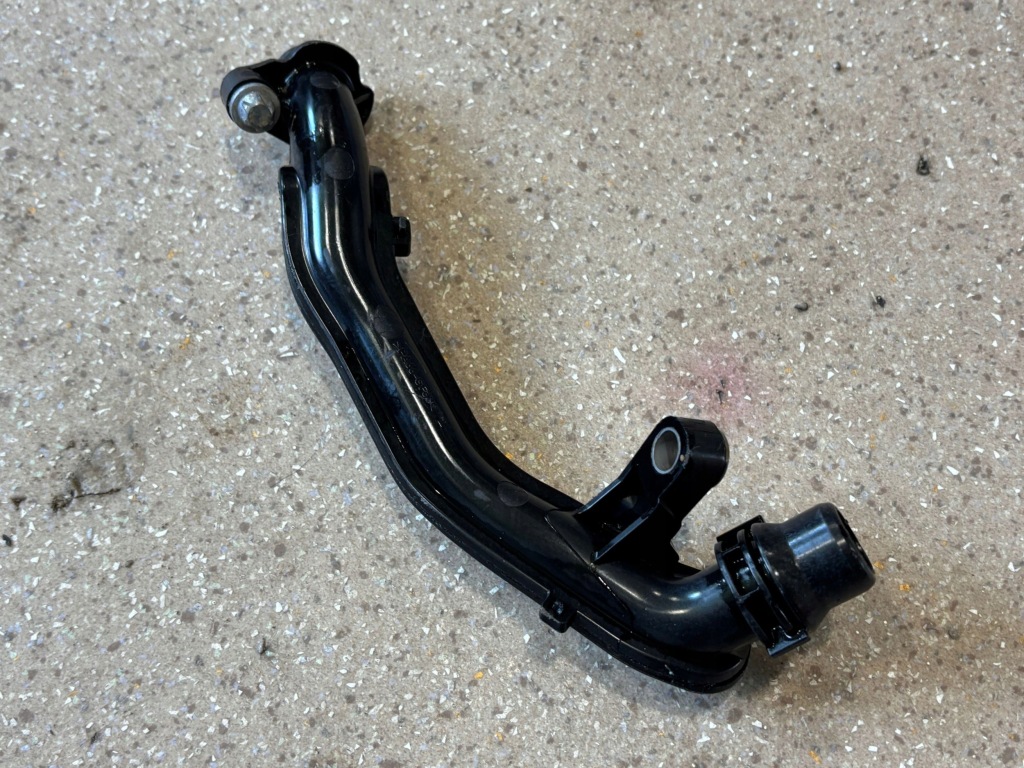 Шланг водяной турбонагнетателя mercedes-benz glc c254 a2542000200 Цена