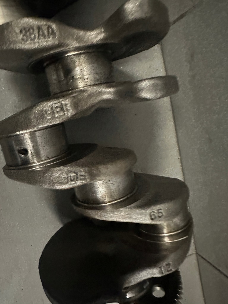 Wał коленчатый номинал поцарапанный audi a4 b7 2.0 tdi blb 038aa Оригинал