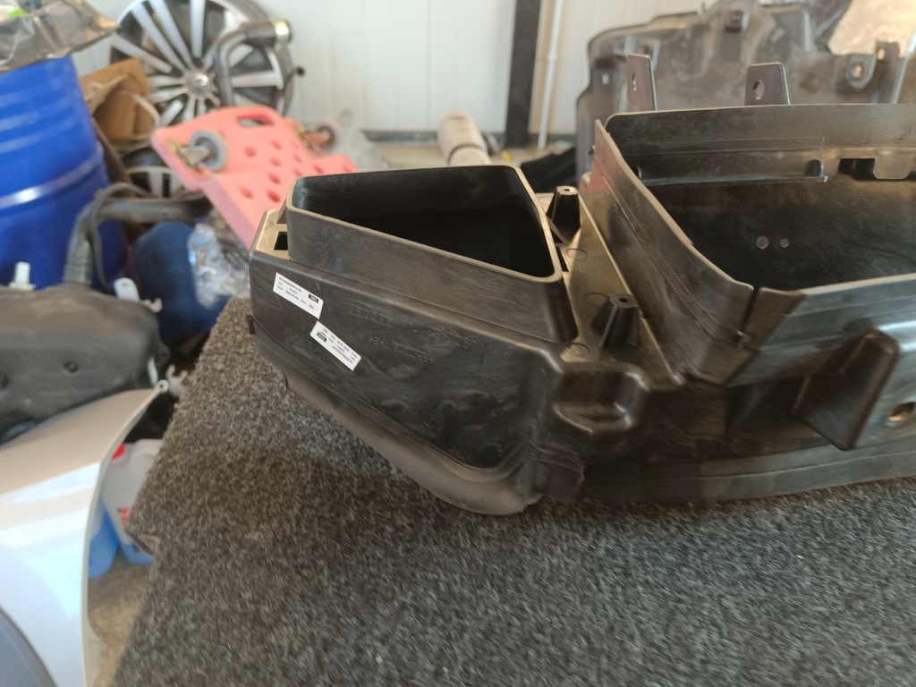 фото №10, Jaguar i-pace x590 - воздуховод нижняя воздуха перед