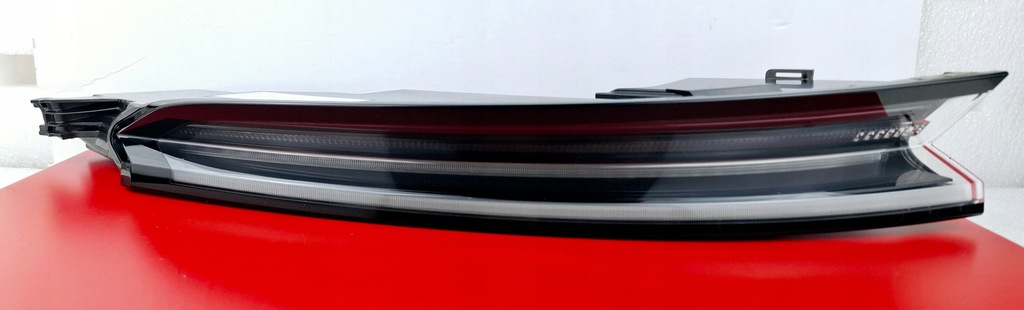 фото №1, Porsche taycan лампа задняя правая led 9j1945096a