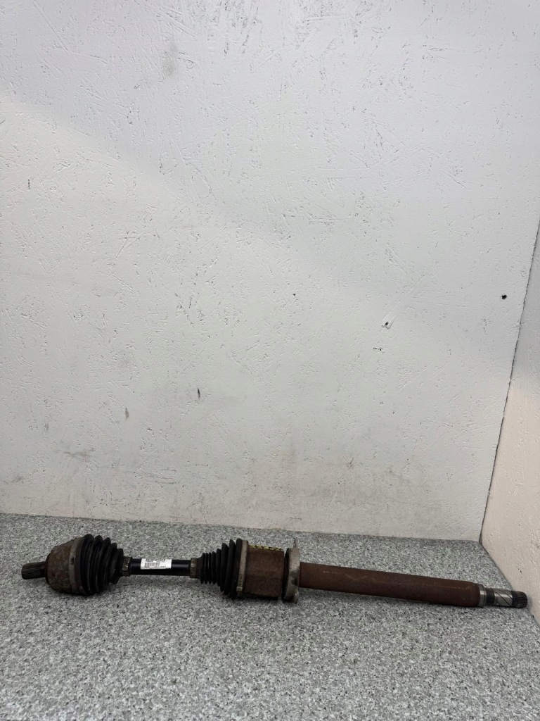 Приводной вал правый  перед volvo v40 2 2012-2018 2.0 t3 механическая коробка передач 31437517 Киев