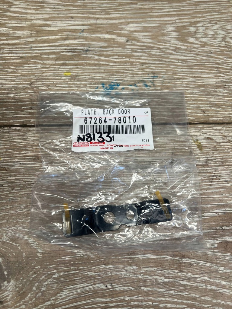 Купити Кронштейн радіатора lexus ct 200h 67264-78010