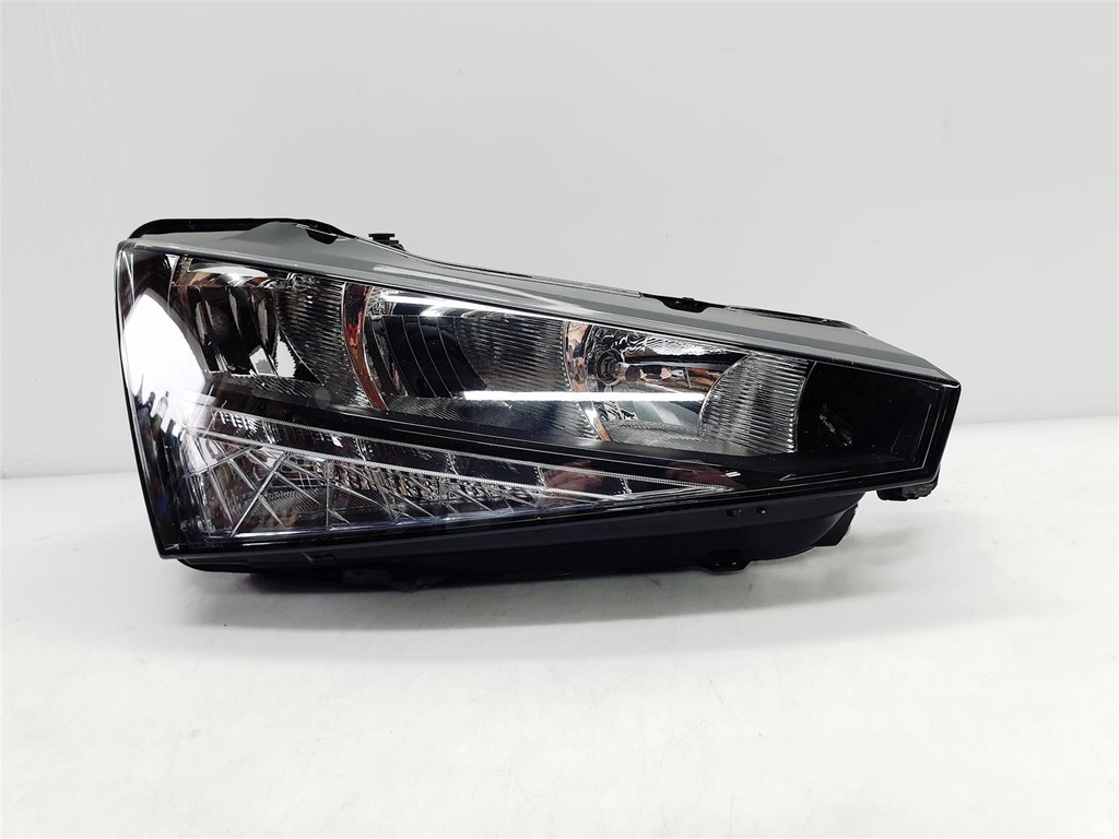 фото №1, Skoda scala 657 19r+ права лампа перед led ory eu !!!