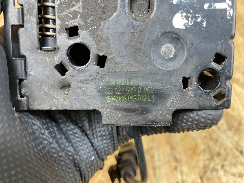 фото №8, Замок крепление засов капот audi tt 8s 8s0823509a 2014-