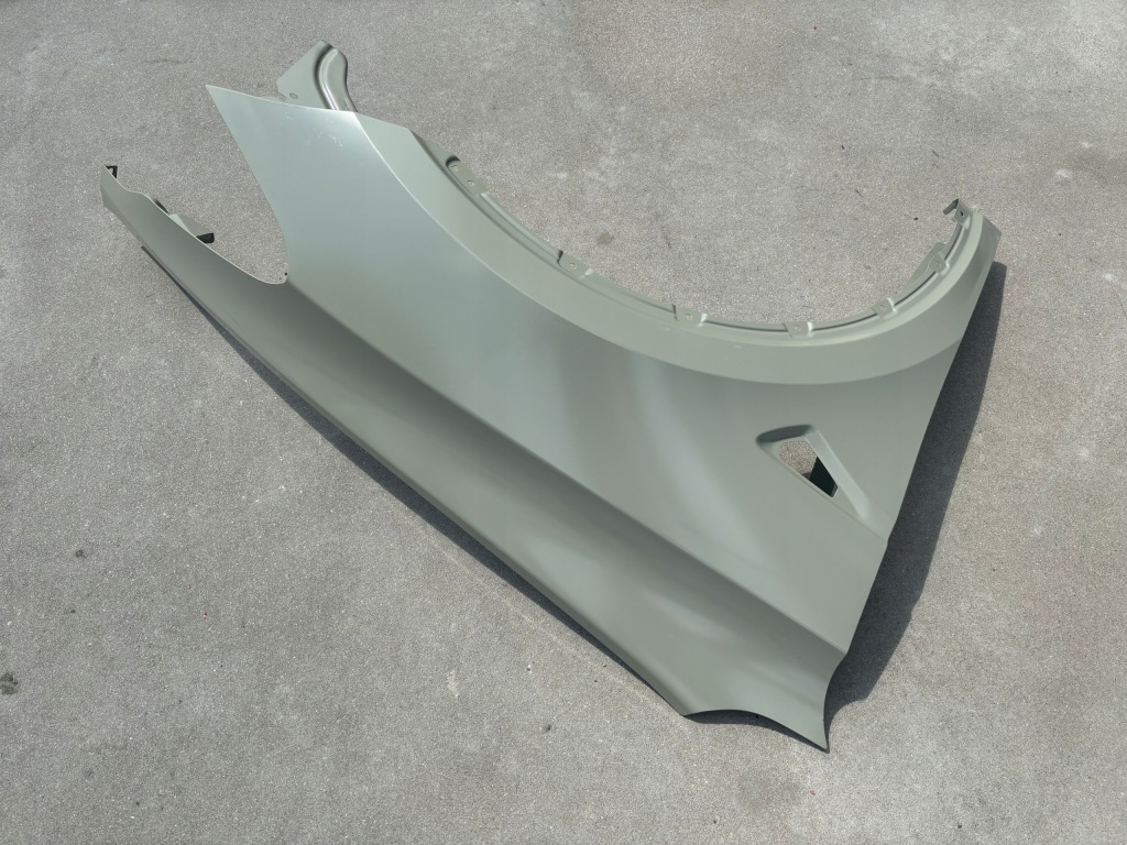 Tesla y крыло  правый  передний оригинал. хороший !! новый !! с Разборки
