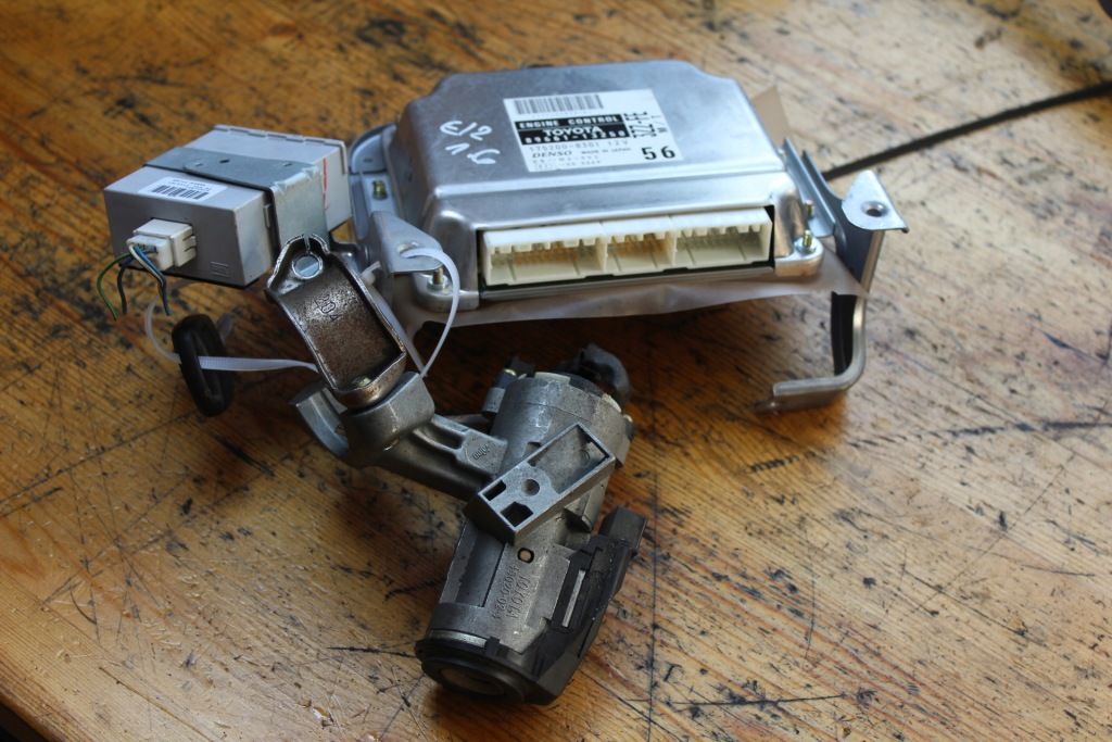 Бортовой компьютер двигателя замок зажигания ключ corolla e12 1.6 3zz 89661-13250 Доставка