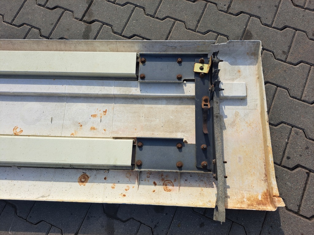 Обшивка защита ветровик межосевая левая renault magnum dxi Цена