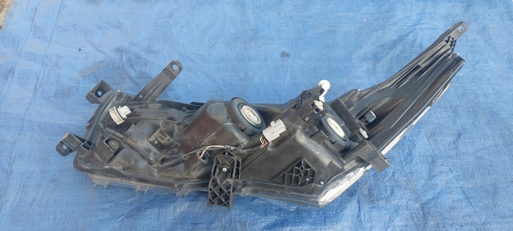 Toyota corolla e18 13 14 15 16 лампа права європа 8111002e7000 nr 121 Зі Шроту