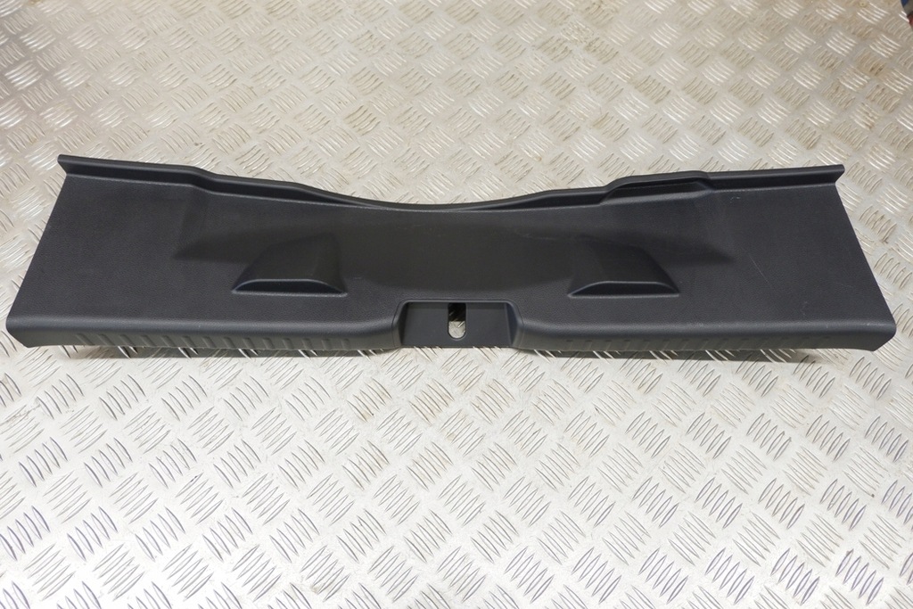 фото №8, Молдинг декоративная багажника toyota yaris _p21_ 64716k0020 1.5l hybrid 85kw