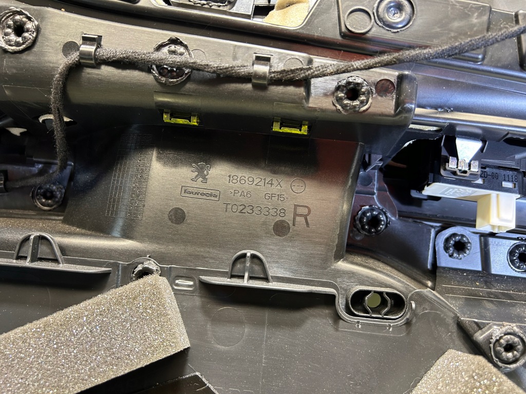 Купити Peugeot 5008 обшивка двері правий передній оббивка двері перед 1864759x euro