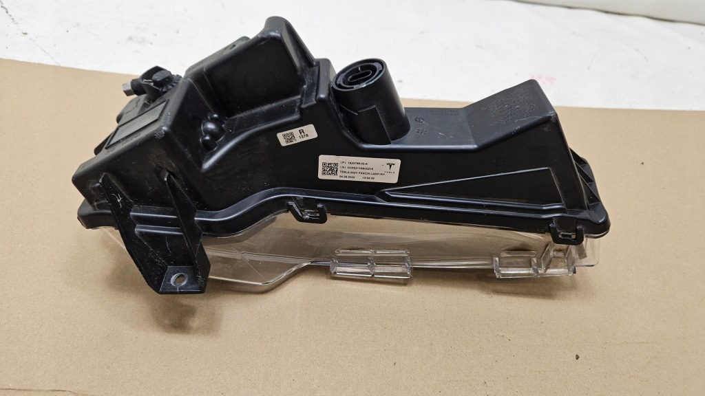 Протитуманна фара led правий tesla model 3 рестайлінг  y 1624798-00-a Ціна