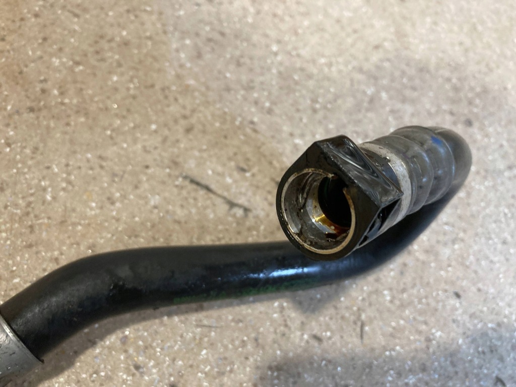 Шланг радіатора оливи bmw m2 f87 7639644 Оригінал