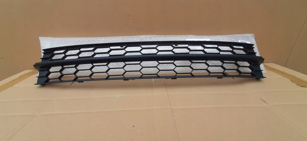 фото №9, Решітка середня бампера перед skoda rapid nowa