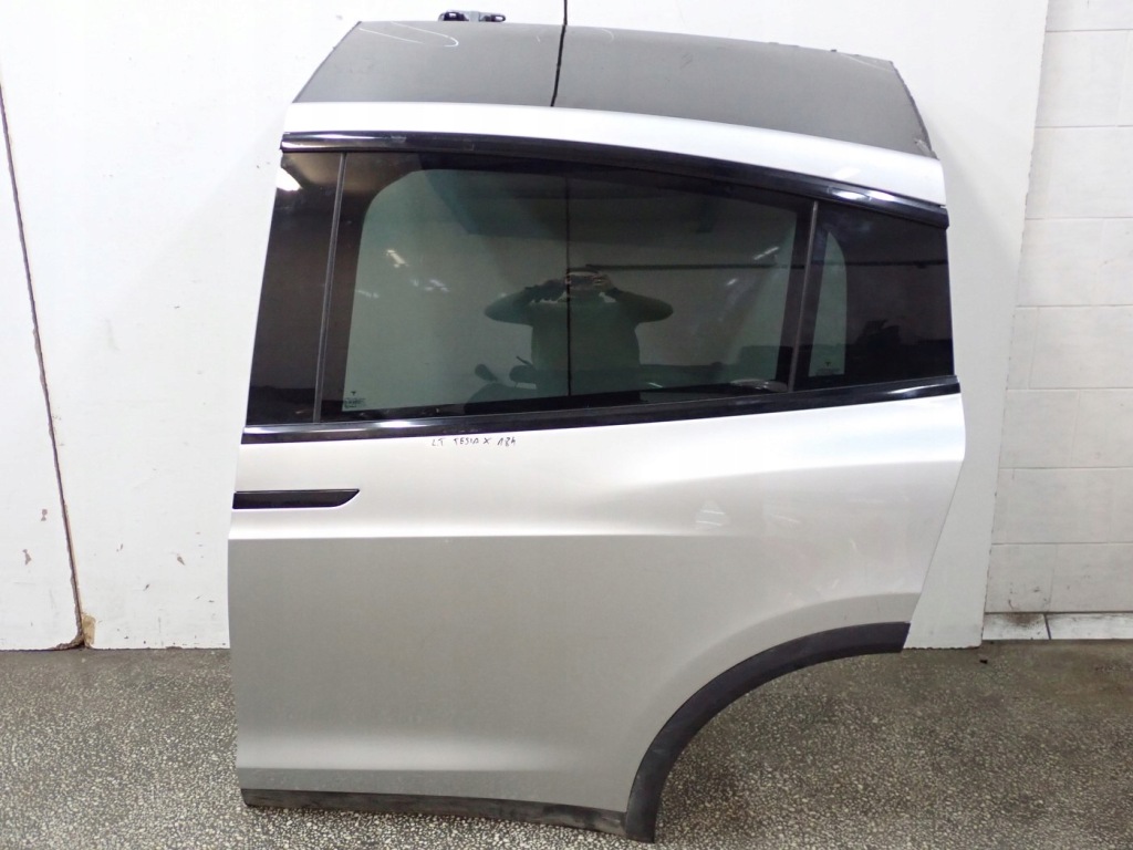 Дверь левое  задняя коплектная  европа оригинал tesla x 18r Цена