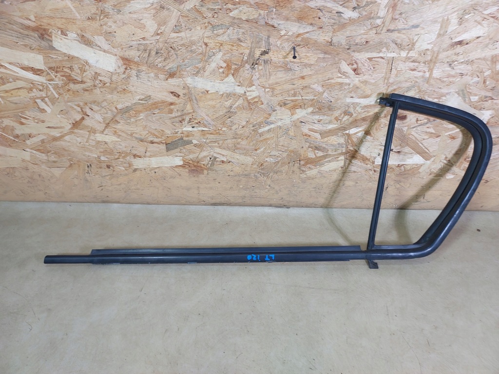 фото №1, Hyundai i20 i молдинг уплотнитель левый задняя 5d