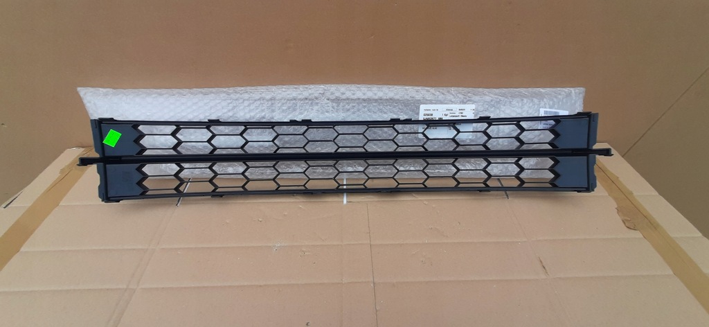 фото №11, Решітка середня бампера перед skoda rapid nowa