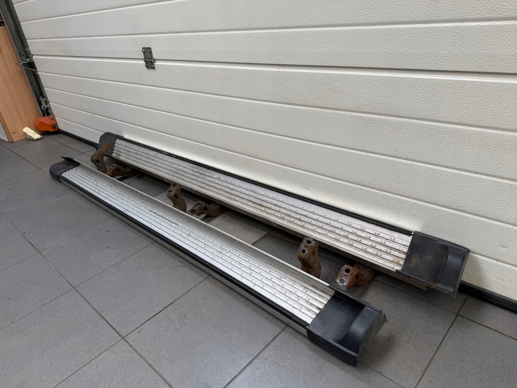 Купити Пороги пороги комплект toyota land cruiser 120 оригінал alu в гарному стані