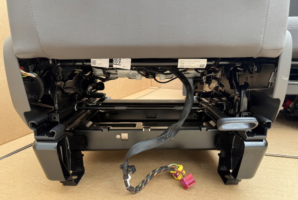 Купить Сиденья перед задний multivan 2023- новая  7 мест комплект тканевый электрика