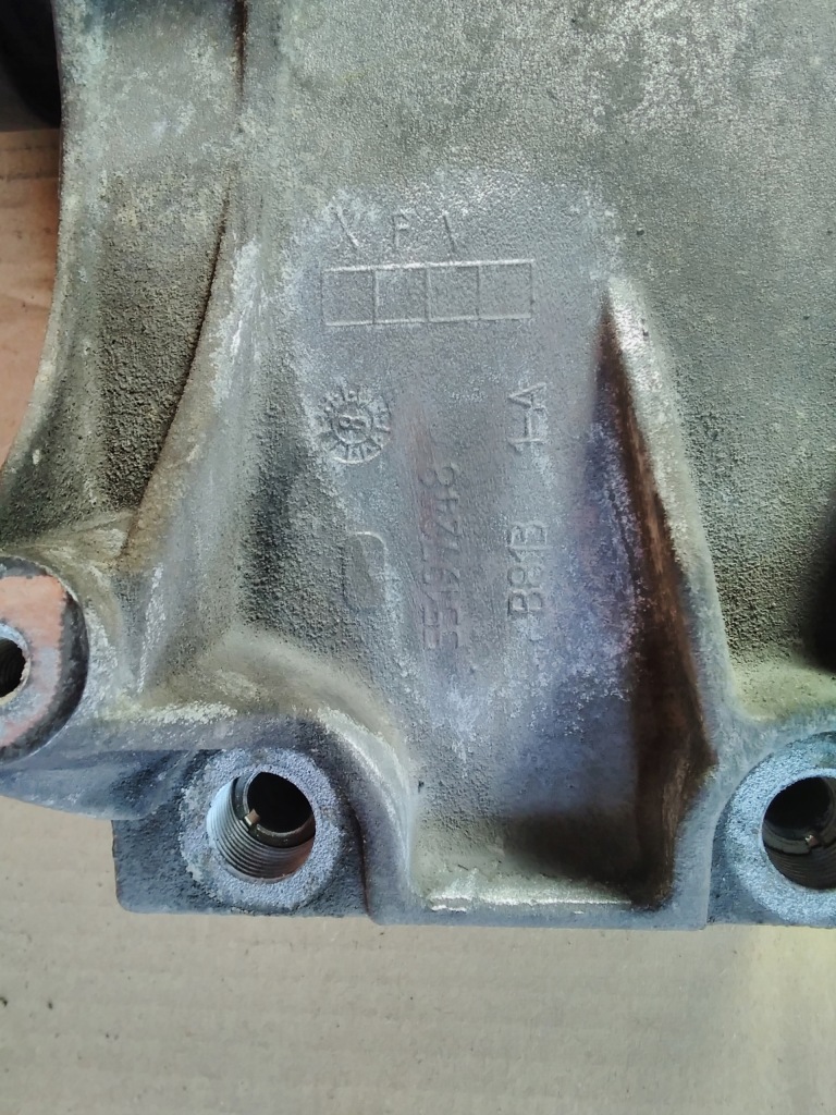 Alfa romeo 1.9 jtd кронштейн двигуна кронштейн генератора 55197248 Ціна