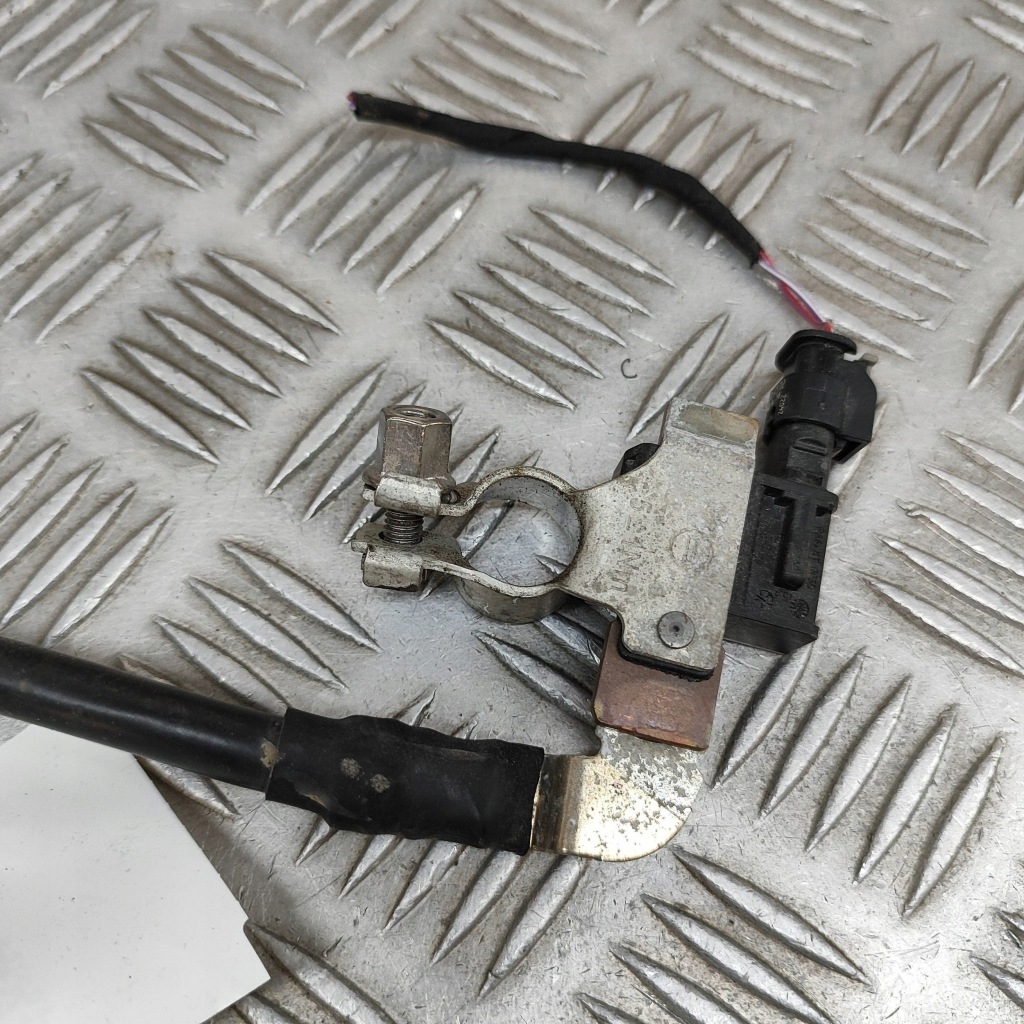 фото №3, Volkswagen t-roc 2023 минус / клемма / шланг аккумулятор