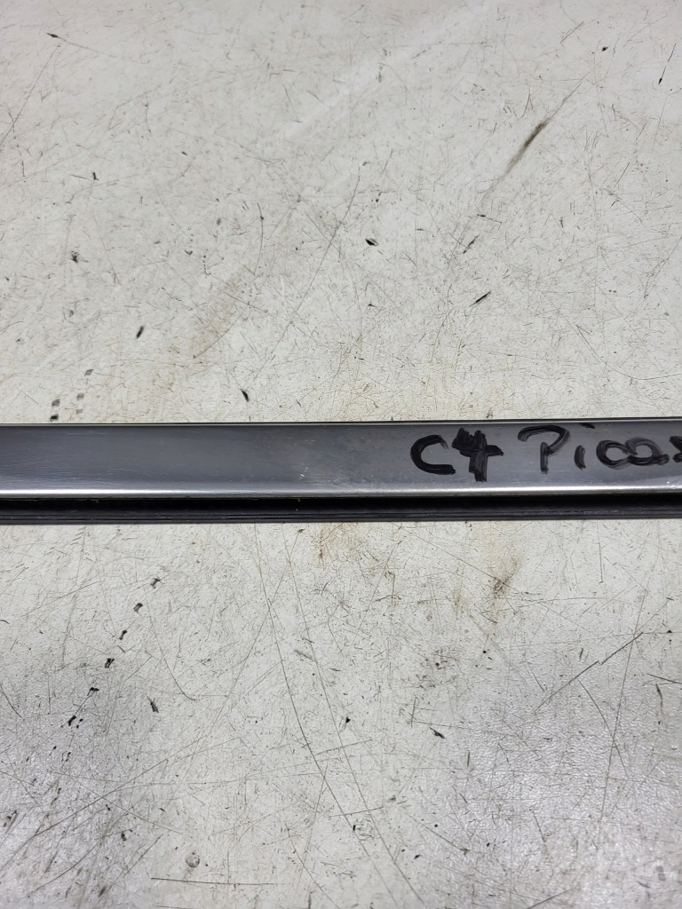 Молдинг уплотнитель стекло дверь левый задний citroen c4 picasso 2 9677094780 в Украине