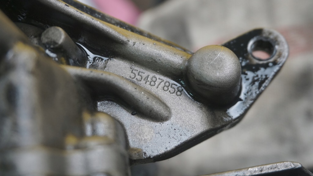 Insignia b astra 1.6 cdti 18r 110km b16dte насос оливи масляна 55487858 Недорого