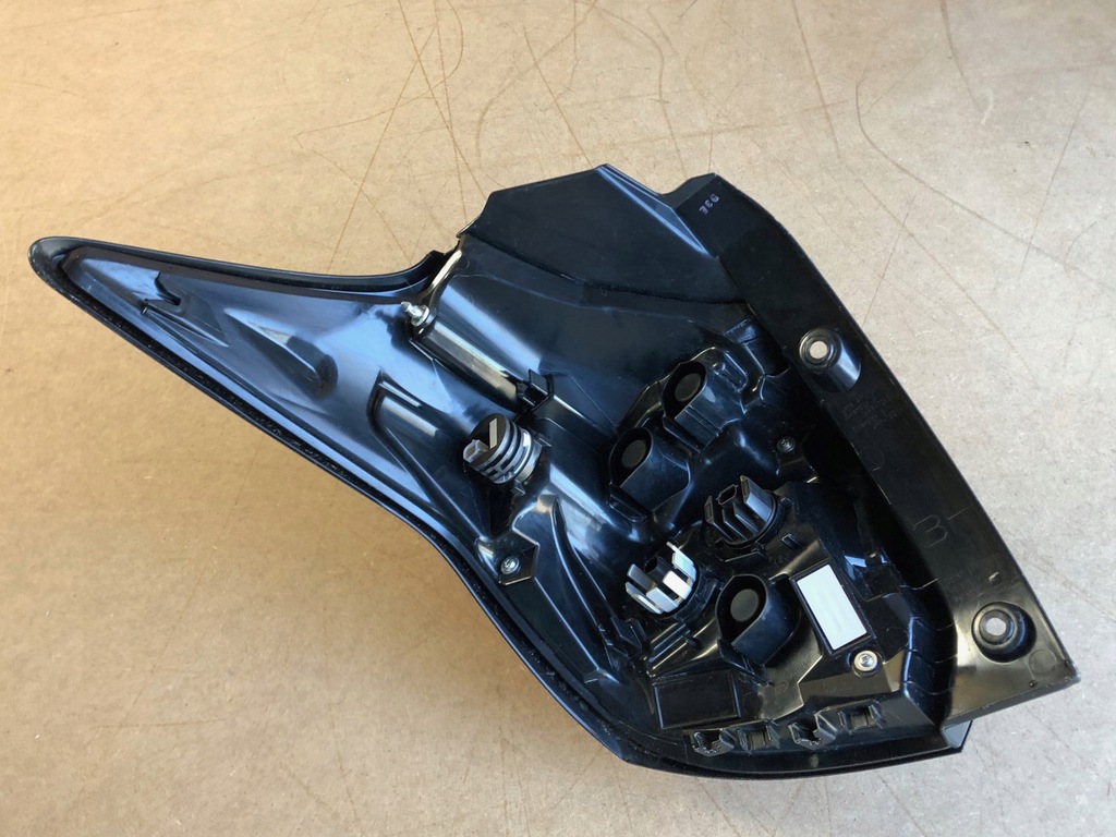 фото №10, Toyota yaris 4 iv лампа правый задняя led комплектная